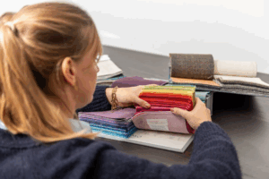 Pourquoi faire appel à un artisan garnisseur pour restaurer vos meubles ?